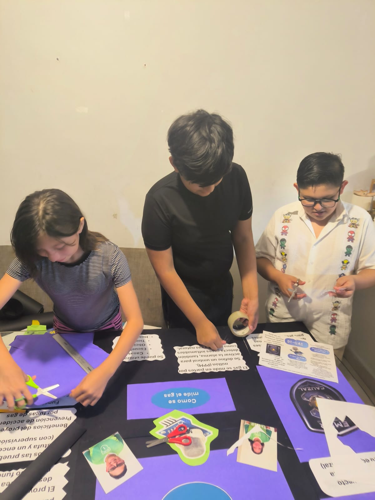 Equipo construyendo el cartel